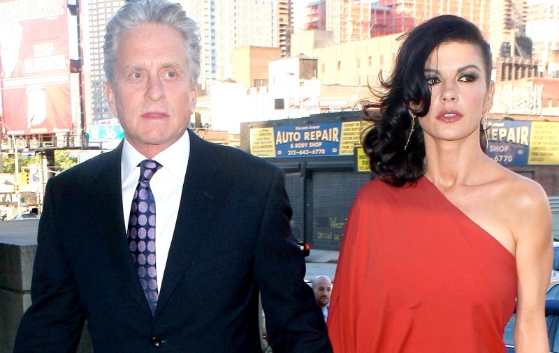 Michael Douglas, extenuat de nevastă şi copii