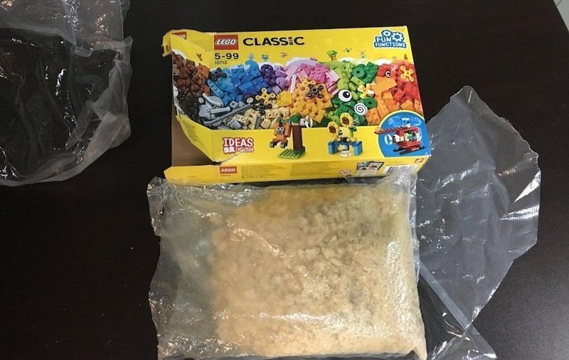 Un copil a găsit metamfetamină de 40.000 de dolari într-o cutie de Lego