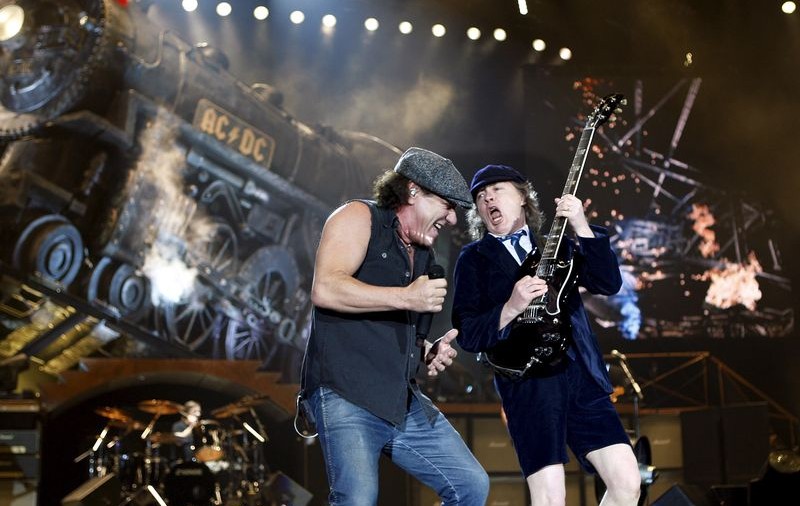 Incredibil! Trupei AC/DC i s-a cerut şpagă la ieşirea din România