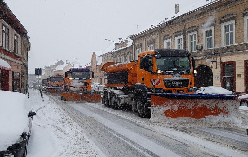 Restricţii de circulaţie în Harghita, pentru maşinile de mare tonaj. DRDP Braşov intervine cu aproape 140 de utilaje de dezăpezire