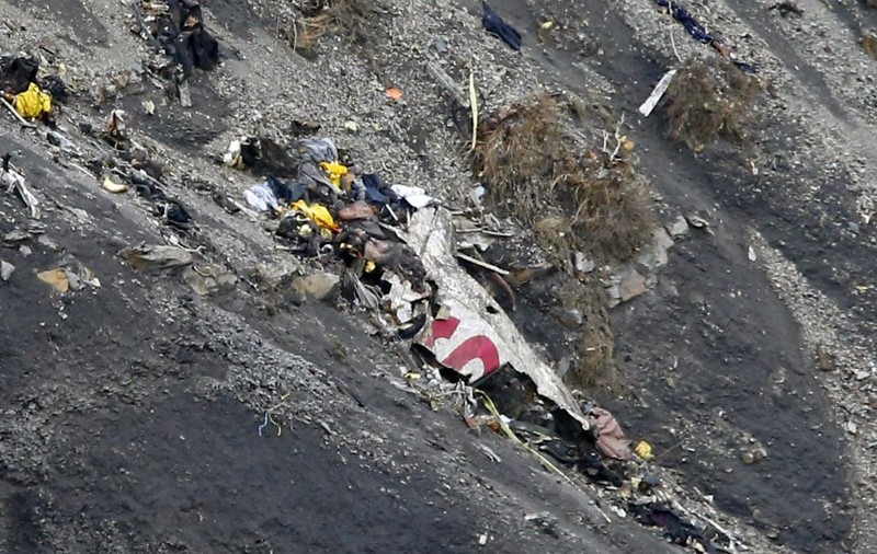 Unul dintre piloţii avionului prăbuşit în Franţa a fi rămas încuiat în afara cabinei, înainte de tragedie 