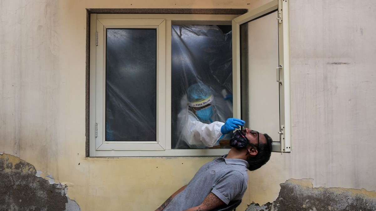 Un bărbat îndură momentul neplăcut al unui test COVID în New Delhi, India FOTO: EPA