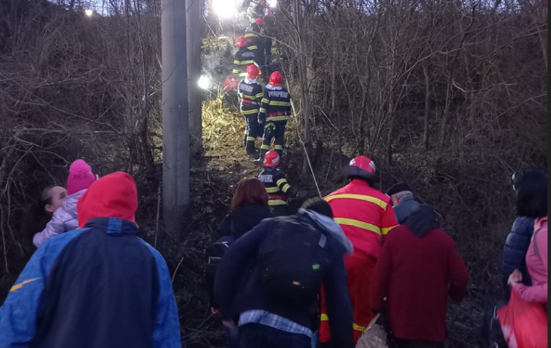 Incident feroviar în Teleorman: marfar încărcat cu mașini, lovit de un tren cu pasageri. Inițial, autoritățile au anunțat că marfarul a deraiat
