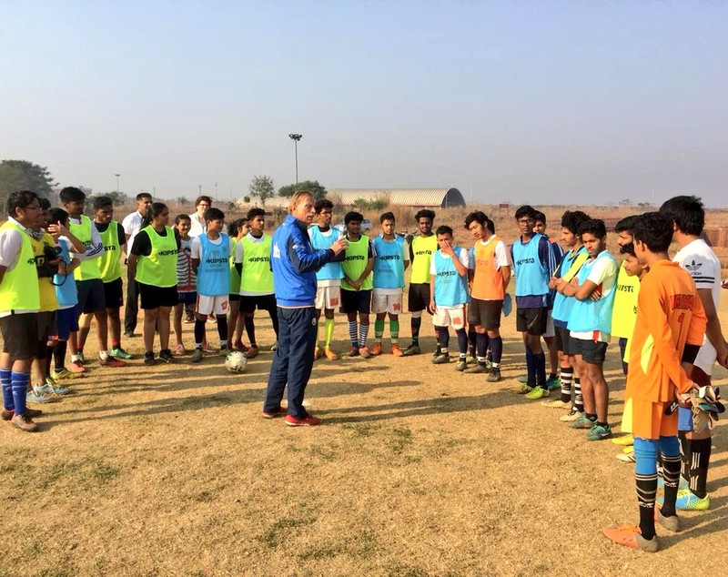 Christoph Daum promovează fotbalul în India, echipat în treningul naționalei României | GALERIE FOTO