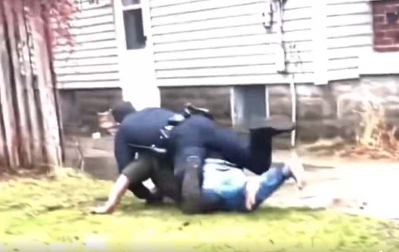 Bărbat afro-american, oprit în trafic și apoi împușcat mortal de un poliţist în cursul arestării. Filmarea intervenției din Michigan a fost făcută publică