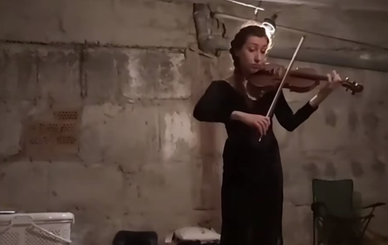 VIDEO | O violonistă le-a cântat oamenilor dintr-un adăpost antiaerian din Harkov: „Am devenit o familie în această pivniță”