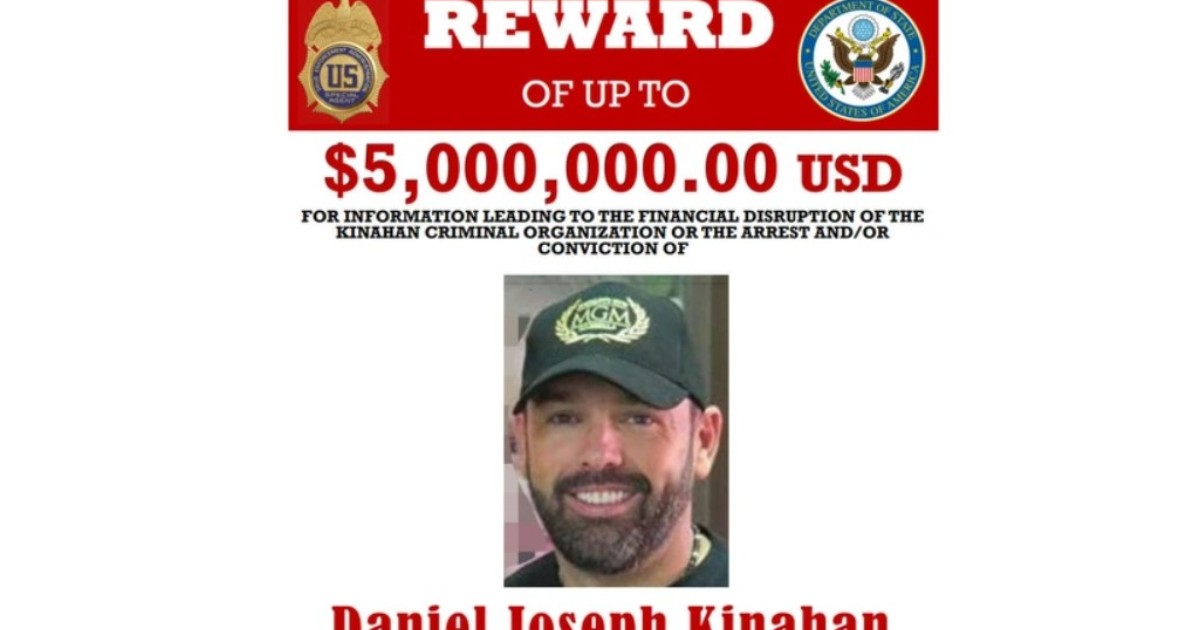 Imaginea este un afiș oficial emis de autoritățile americane prin care se oferă o recompensă de până la 5 milioane de dolari pentru informații ce duc la arestarea sau condamnarea lui Daniel Joseph Kinahan și la destructurarea organizației sale infracționale.