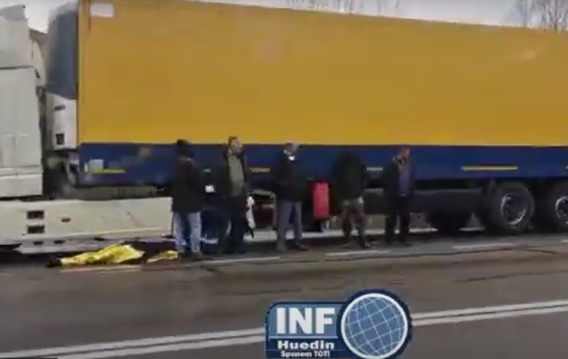 Cadavrul unui fost viceprimar, abandonat de polițiști pe marginea drumului, după un accident în care o mașină s-a izbit de două TIR-uri, între Oradea și Cluj. Reacția IPJ Cluj