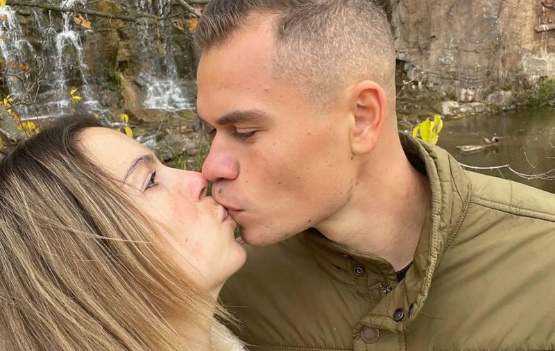 Sărutul regăsirii. Natalia, soția fotbalistului Mihailo Plohotniuk, de la Poli Iași, a ajuns în România de la Odesa, după două zile de coșmar pe drum