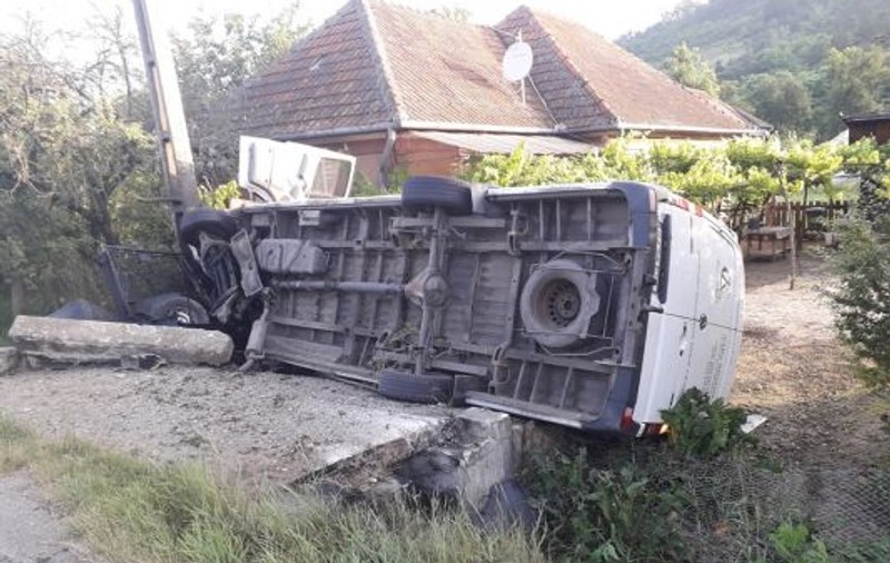 Acident mortal în Sălaj. Un șofer a adormit la volan și a intrat într-un cap de pod