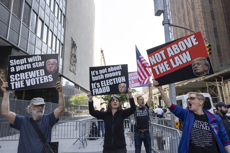 Foto: Protestatari anti-Trump care scandează în fața instantei de judecată din Manhattan, unde a avut loc unul dintre procesele lui Donald Trump. Sursa: Profimedia