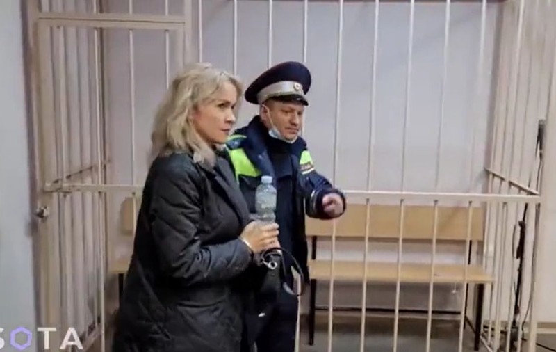 Încătușată în fața instanței. O jurnalistă rusă a fost arestată după ce a relatat despre moartea civililor din Mariupol