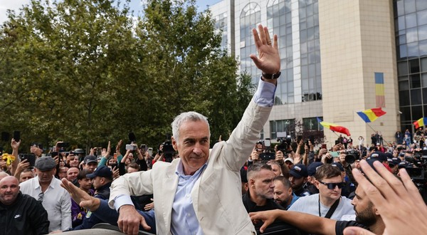Calin Georgescu in fata sustinatorilor sai, dupa ce a primit control judiciar in loc de arest preventiv. Foto: Vlad Chirea / Libertatea