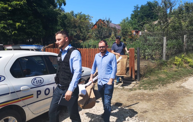 O tânără din Botoșani și-ar fi aruncat bebelușul abia născut la toaleta din curte. Iubitul ei nici nu știa că e însărcinată