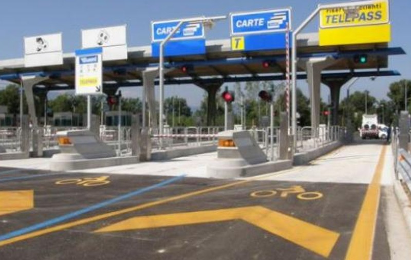 Cum a trecut un șofer elvețian de barierele de pe autostrăzile din Italia de 172 de ori fără să plătească