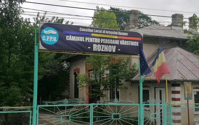 Directorul unui cămin de bătrâni din Neamț și-a luat concediu două luni, în plin focar de COVID-19. Prefectul îl acuză că face campanie electorală