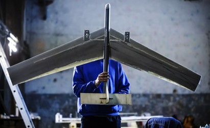 Voluntari asamblează drone kamikaze într-o veche fabrică din nordul regiunii Herson, pe 4 noiembrie 2022