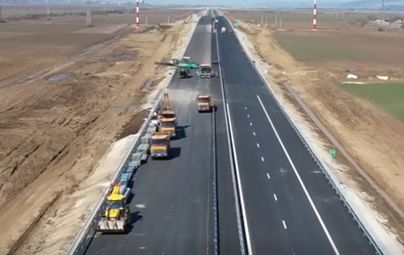 Dorinel Umbrărescu a adus 5.000 de oameni pe A7, lucrează nonstop și s-a angajat să livreze ceea ce experții consideră imposibil. „Avem promisiunea fermă a constructorului că obiectivul va fi atins” I VIDEO