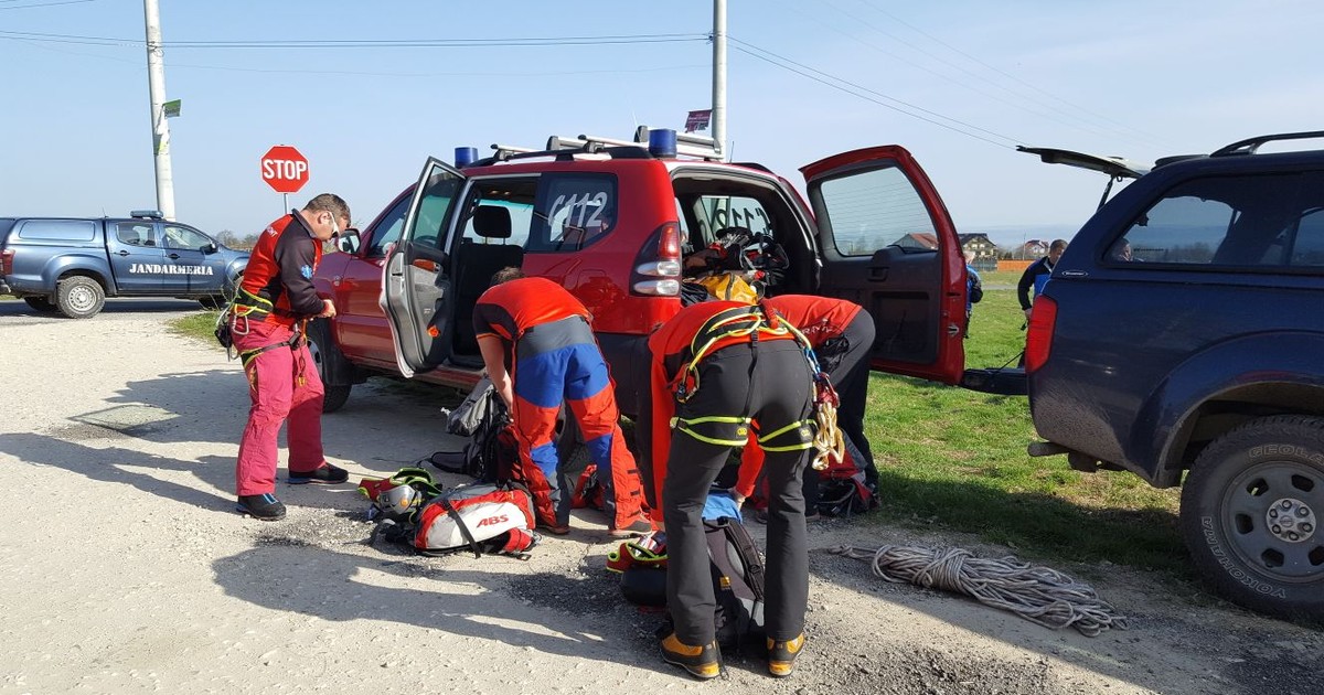 Salvamontiştii au avut aproape 100 de intervenții, în minivacanţa de 1 Mai. Salvamontiști, aflați la baza muntelui, în timp ce se pregătesc de o nouă misiune