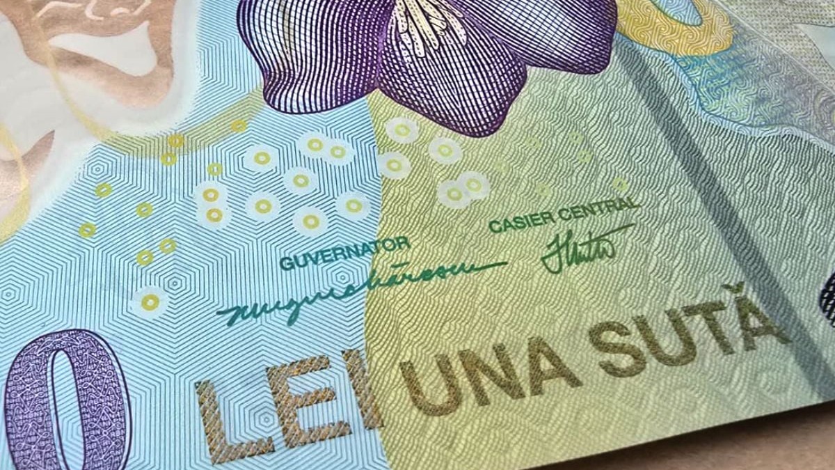 Bancnotă de 100 de lei cu focus pe semnătura lui Mugur Isărescu, guvernatorul Băncii Naționale a României