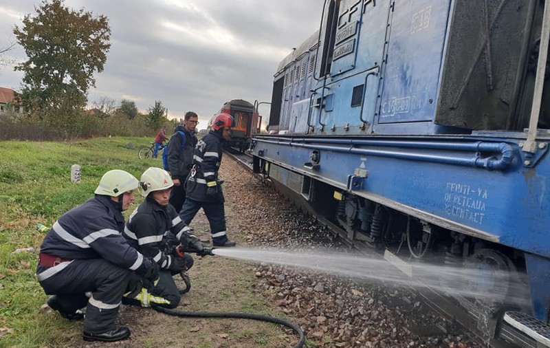 Locomotiva unui tren a luat foc în mers, în județul Satu Mare. Aproape 200 de călători erau în vagoane