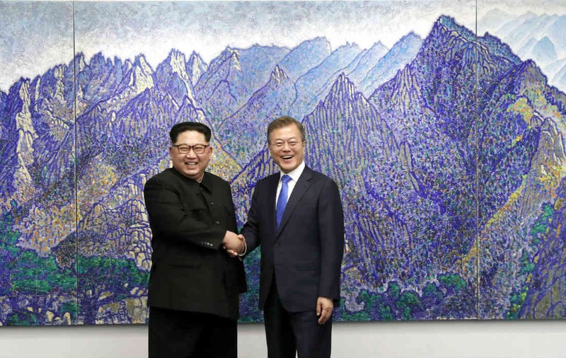 UPDATE. Kim Jong-un a trecut pe jos granița dintre cele două Corei. Este primul lider nord-coreean care merge în Sud / GALERIE FOTO