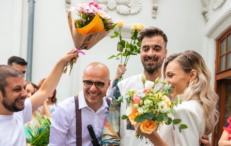 Liviu Teodorescu și Iulia s-au căsătorit religios. Ținutele celor doi au atras atenția tuturor