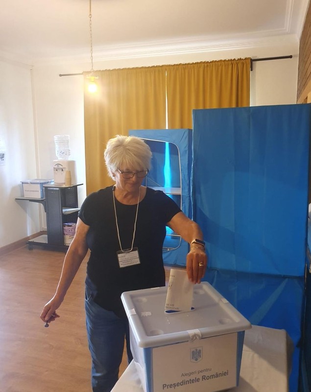 Imagini cu românii care au votat în diaspora la alegerile prezidențiale. Cel mai vârstnic alegător are 100 de ani