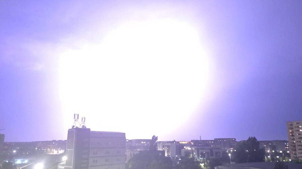 Imagine cu cerul iluminat de un fulger, în București