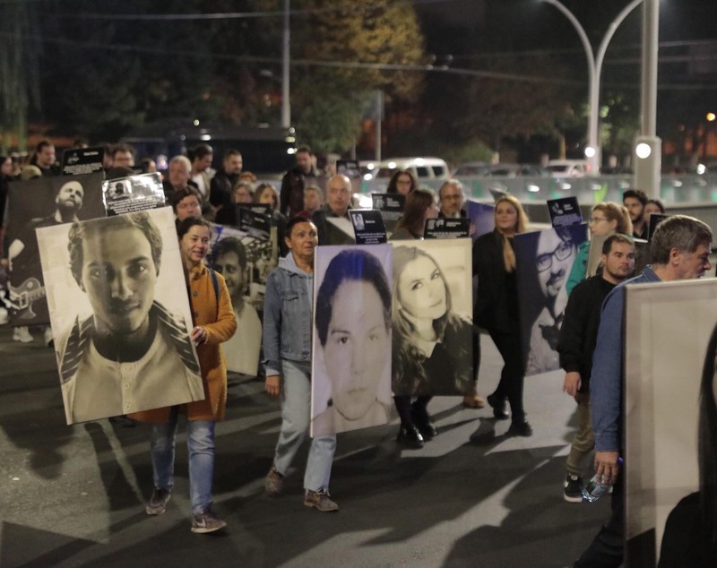 Marș în memoria victimelor de la Colectiv. Fotografiile tinerilor care au murit au fost așezate în fața Parchetului