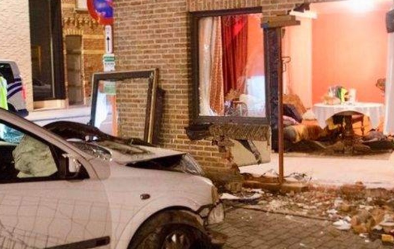 O româncă din Belgia s-a trezit la 4 dimineaţa cu o maşină în garsoniera ei. Momente de groază pentru tânăra de 35 de ani