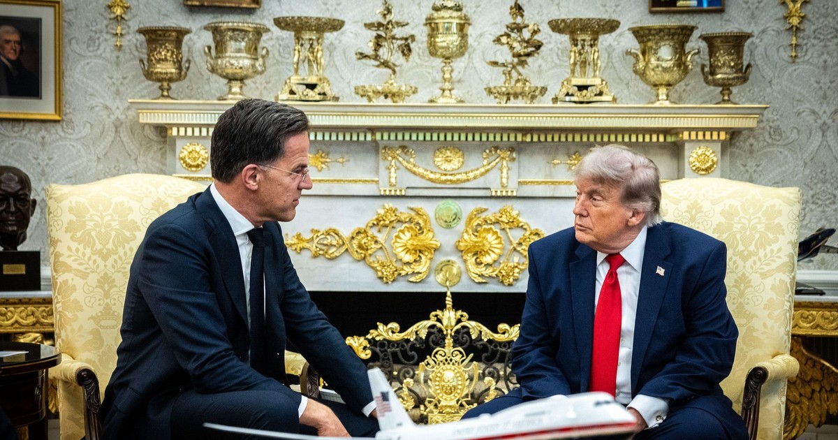 Donald Trump (dreapta), în timpul unei discuții cu șeful NATO, Mark Rutte, la Casa Albă Foto: Profimedia