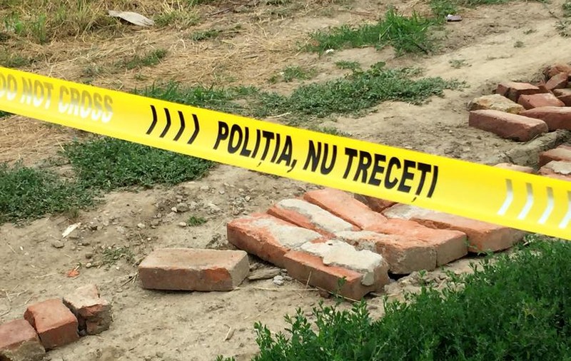 Un copil a murit electrocutat în timp ce juca fotbal pe câmp în Botoșani