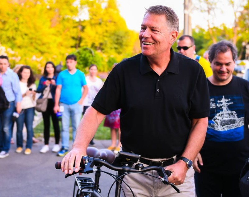 GALERIE FOTO/ Cum se îmbracă bărbaţii din politică. Klaus Iohannis este obsedat de cravata albastră, Eugen Teodorovici îşi pune iniţialele pe cămăşi