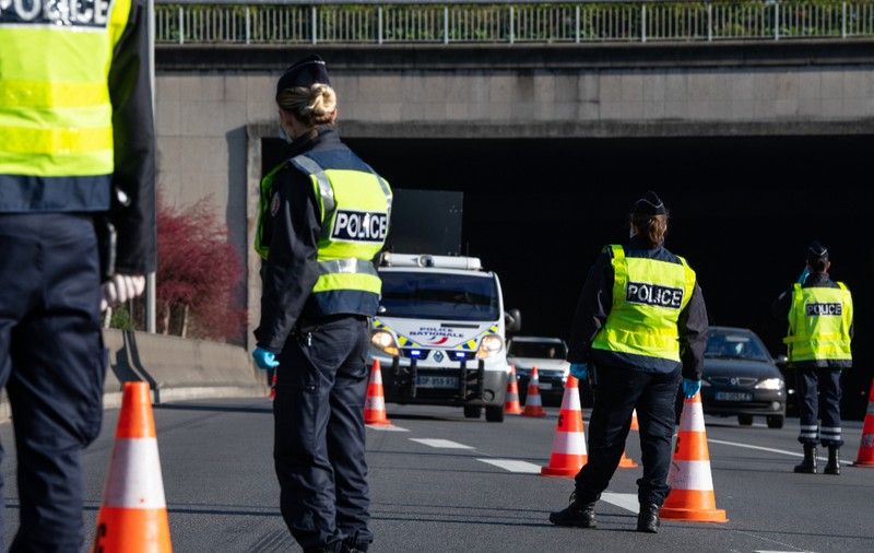 Doi șoferi români au ajuns imediat la închisoare după ce polițiștii le-au oprit BMW-ul și remorca pe o autostradă din Franța