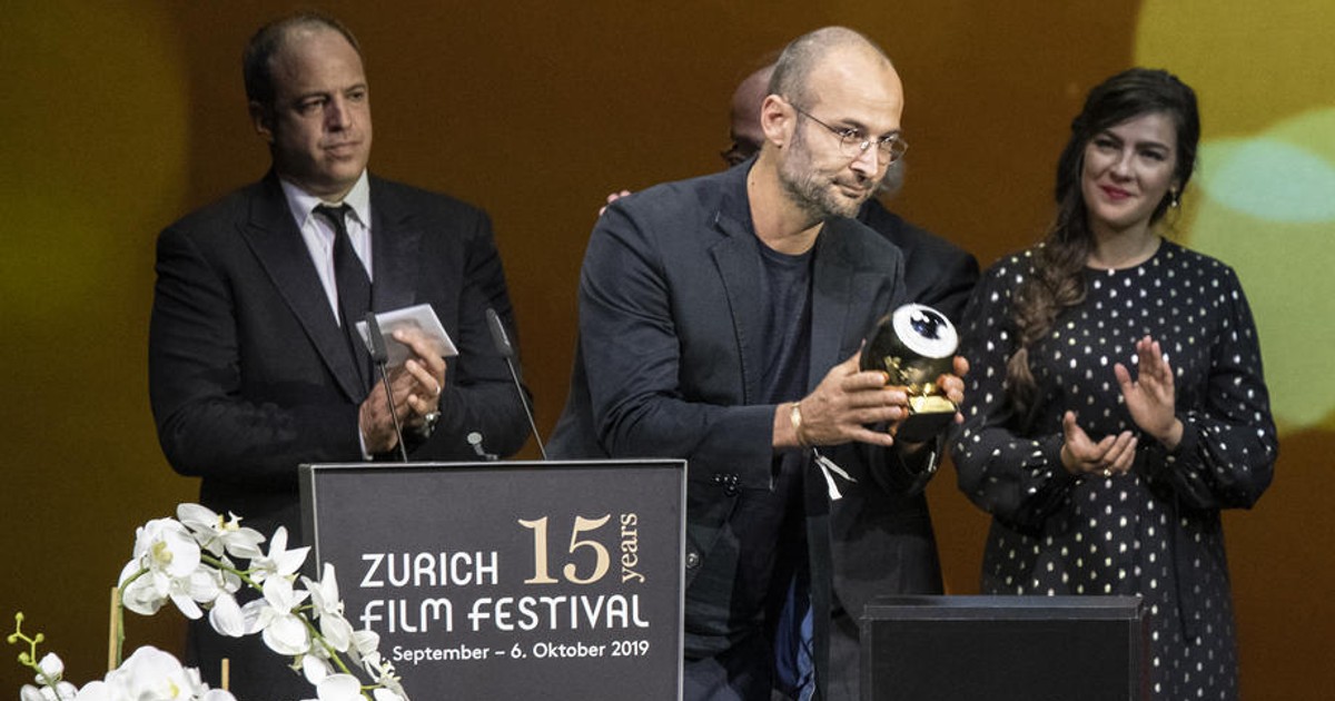 Alexander Nanau a primit „ochii de aur” pentru documentarul Colectiv la Festivalul de Film de la Zurich Foto: EPA