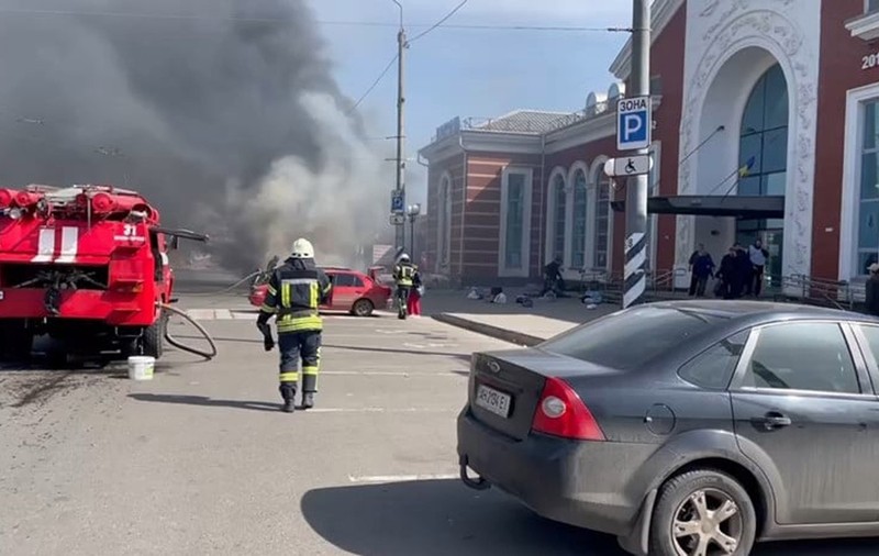 Momentul atacului cu rachete asupra gării Kramatorsk, de unde mii de oameni voiau să plece. Bilanțul urcă la 52 de morți