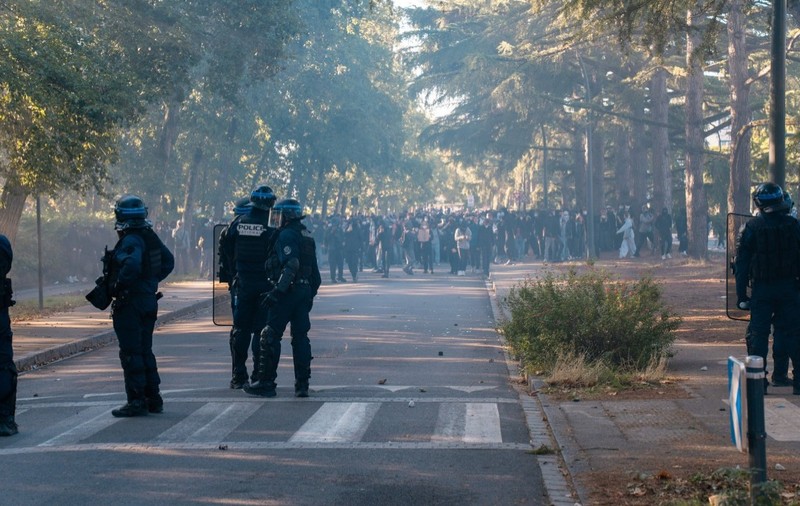 Polițiști care monitorizează pe stradă un protest al elevilor 
