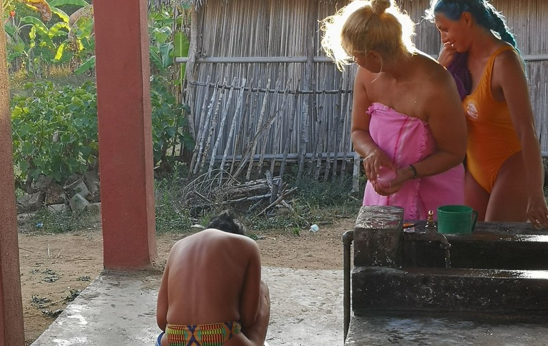Vedetele din Madagascar se spală la lighean și cu strachina! Condiții extreme pentru concurenții celebri de la "Ultimul trib"