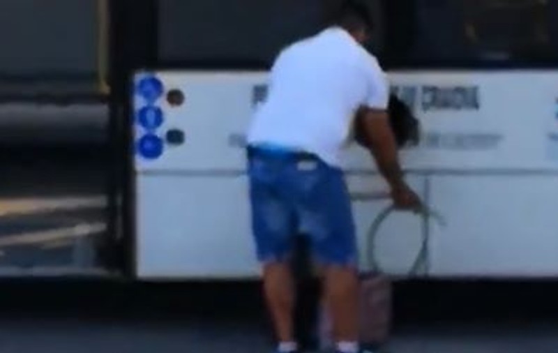 Un șofer de autobuz din Craiova a fost surprins în timp ce fura motorină! Hoțul a fost identificat