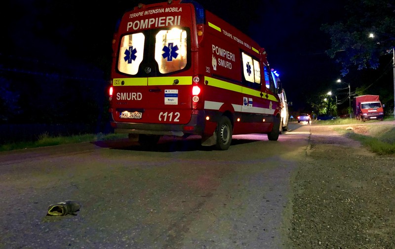 Copil de șase ani, pe role, accidentat grav în Sibiu. A ajuns în fața mașinii