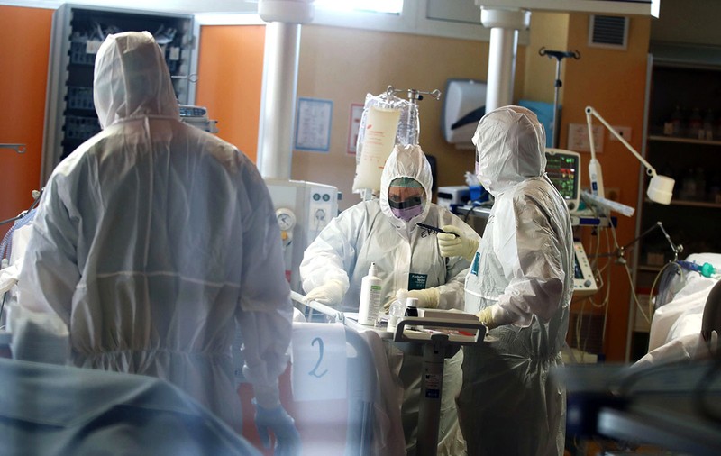 Două infirmiere de la Spitalul Județean Suceava descriu focarul de infecție. Cum s-a împrăștiat COVID-19 în feudele fără reguli ale șefilor mici și mari