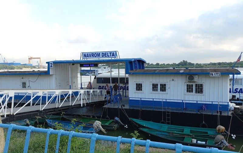 Cursele de pasageri şi mărfuri din Deltă rămân suspendate: "Navele Navrom Delta rămân la mal!"