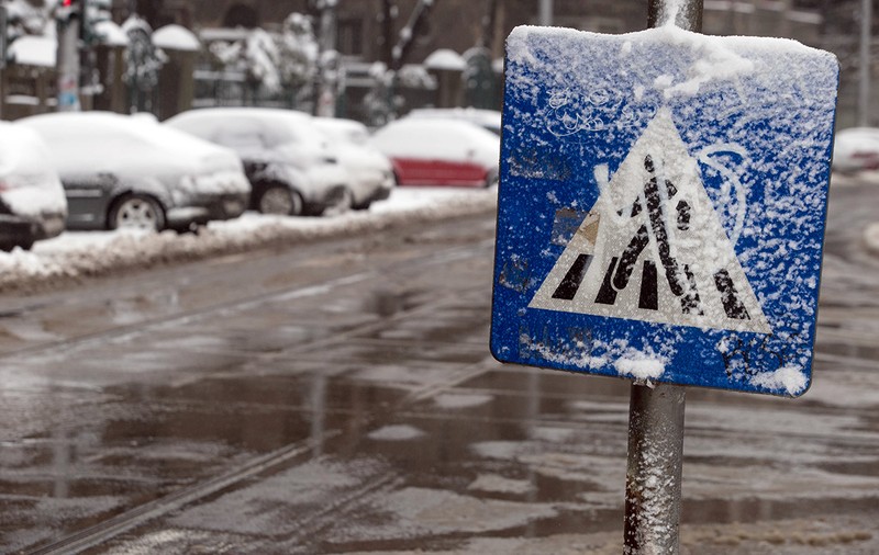 Atenționare meteo: Vreme rece, ninsori, polei și vânt, până marți dimineață