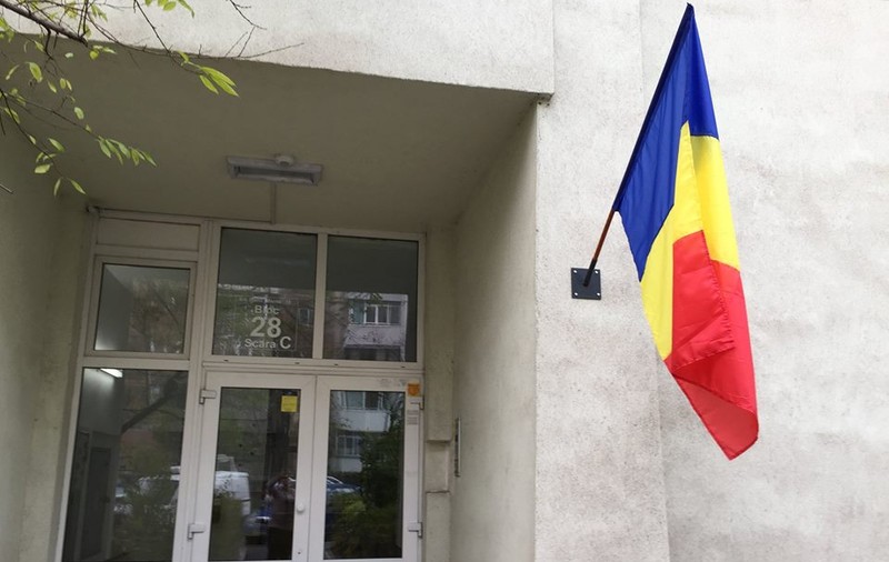 Drapele de Centenar de 125.300 de lei. Primăria Sectorului 1 împarte asociațiilor de proprietari 1.400 de steaguri