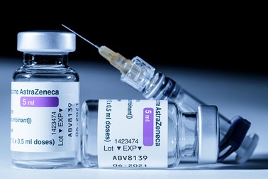 Vaccinarea cu AstraZeneca a fost suspendată în mai multe țări din vestul Europei, în timp ce EMA a spus că nu există dovezi privind o legătură cauzală între vaccinare și apariția cazurilor de tromboză