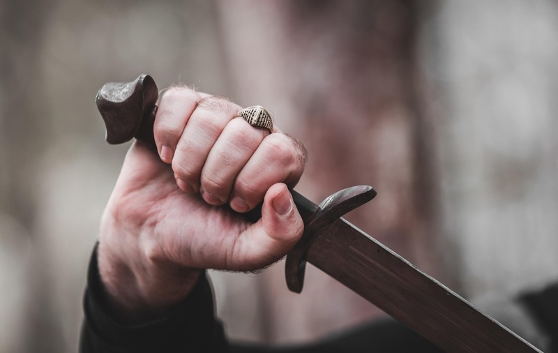 Bărbat din Sibiu, tăiat pe față cu o sabie. Agresorul s-a urcat la volanul mașinii și a fugit, Poliția îl caută