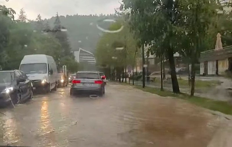 DN 1, blocat aproape trei ore în zona şoselei de centură din Sinaia, după o ploaie torenţială