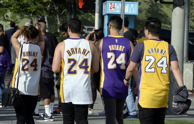 epa05257853 Fans make their way towards Staples Center for Los Angeles Lakers Kobe Bryant's last game in Los Angeles, California, USA, 13 April 2016. This is Kobe Bryant's last game after a 20 year career with the Lakers. EPA/MIKE NELSON