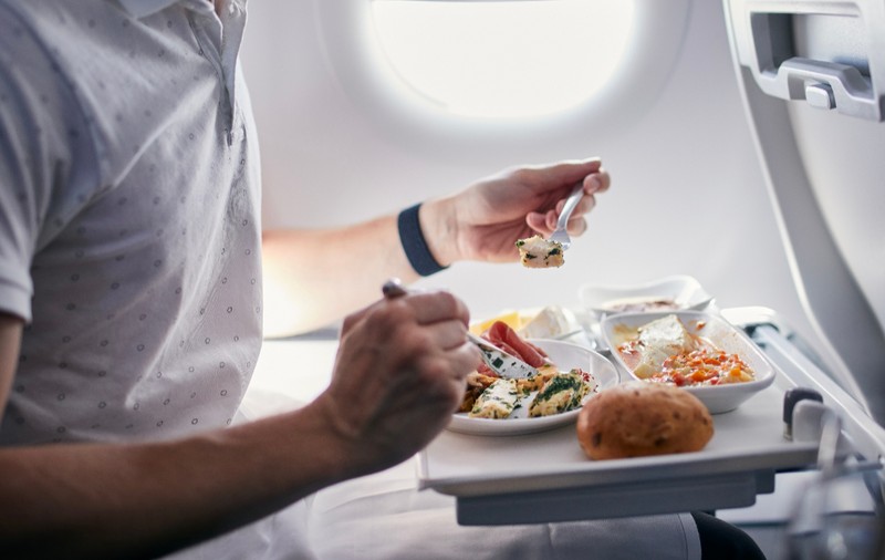 O stewardesă cu ani de experiență a explicat de ce mâncarea din avion are un gust diferit: „Prefer să vin cu pachet de acasă”